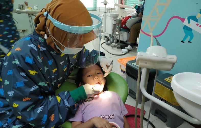 Kiat jaga pertumbuhan gigi anak rapi sejak dini tanpa kawat gigi Kiat jaga pertumbuhan gigi anak rapi sejak dini tanpa kawat gigi