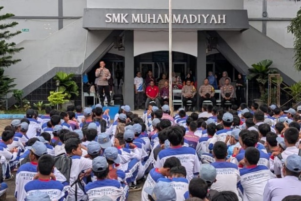 Hindari konflik pelajar, Kapolsek Tegal Timur sambangi sekolah di Kota Tegal Hindari konflik pelajar, Kapolsek Tegal Timur sambangi sekolah di Kota Tegal