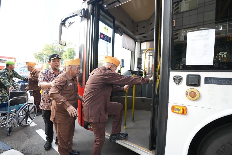 500 veteran kemerdekaan diajak keliling kota gunakan Transjakarta