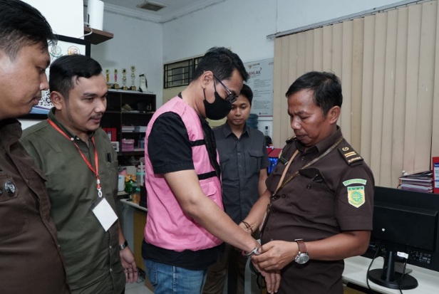 Tersangka dugaan korupsi PT Bank Sumut Cabang Melati diserahkan ke JPU Tersangka dugaan korupsi PT Bank Sumut Cabang Melati diserahkan ke JPU