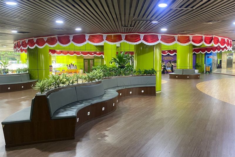HUT RI, Stasiun Gambir dan Pasar Senen dihias serba merah putih HUT RI, Stasiun Gambir dan Pasar Senen dihias serba merah putih