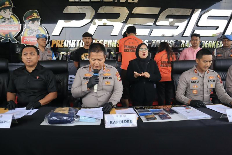 Polisi ungkap kasus perekaman seorang majikan tanpa busana di Bekasi Polisi ungkap kasus perekaman seorang majikan tanpa busana di Bekasi