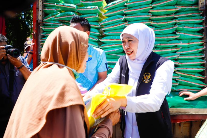 Gubernur Jatim kendalikan inflasi dengan gelar pasar murah di Sumenep Gubernur Jatim kendalikan inflasi dengan gelar pasar murah di Sumenep