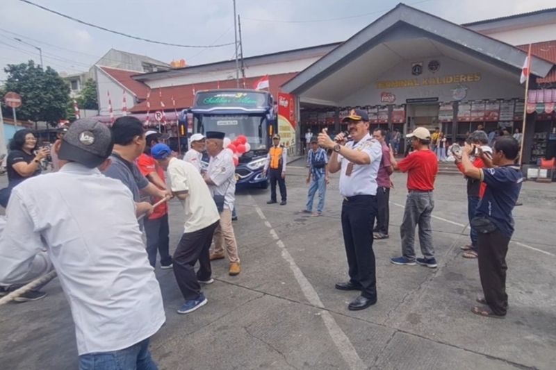 Otoritas Terminal Kalideres gelar lomba tarik bus AKAP Otoritas Terminal Kalideres gelar lomba tarik bus AKAP