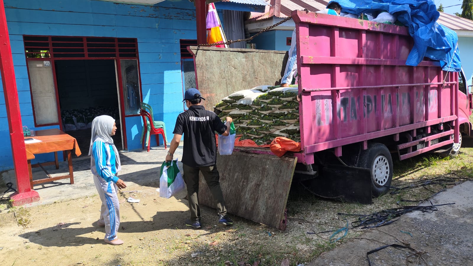 Bantuan logistik Kemensos untuk warga Enggano, Bengkulu Bantuan logistik Kemensos untuk warga Enggano, Bengkulu