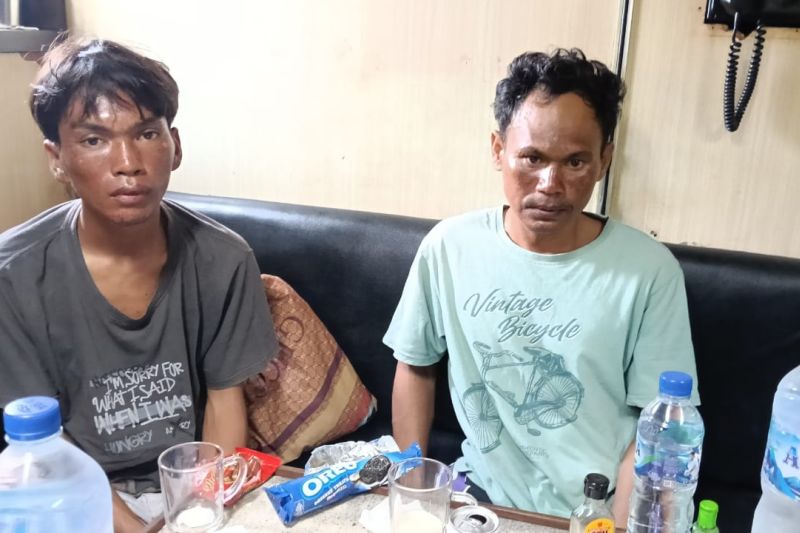 Tim SAR gabungan berhasil temukan dua ABK KM Osela Tim SAR gabungan berhasil temukan dua ABK KM Osela