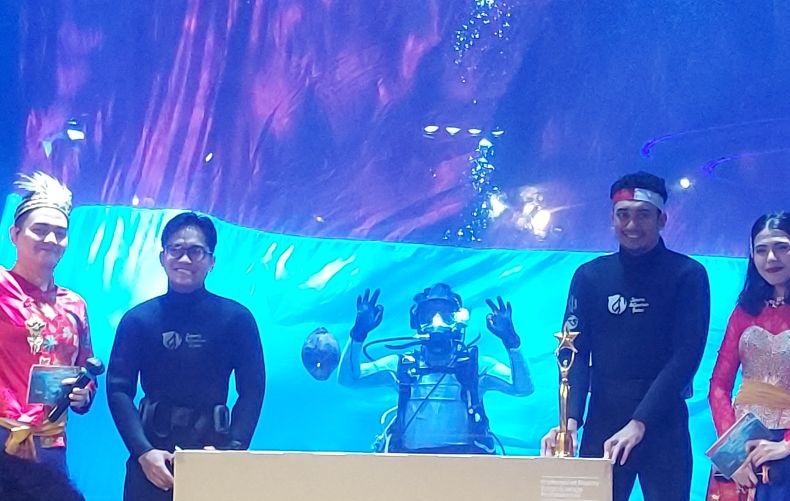 Bendera Merah Putih raksasa dibentangkan di Jakarta Aquarium Bendera Merah Putih raksasa dibentangkan di Jakarta Aquarium