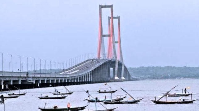 20 Agustus 2003: Pembangunan Jembatan Suramadu dimulai 20 Agustus 2003: Pembangunan Jembatan Suramadu dimulai