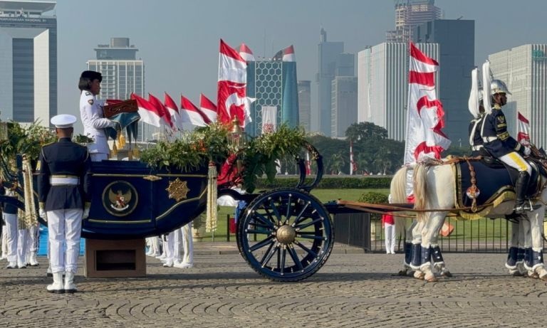 Rombongan kirab bendera sudah bergerak dari Monas ke Istana Merdeka