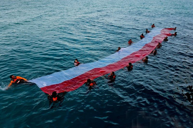 Berkolaborasi kibarkan bendera raksasa, jaga Indonesia di ujung utara Berkolaborasi kibarkan bendera raksasa, jaga Indonesia di ujung utara
