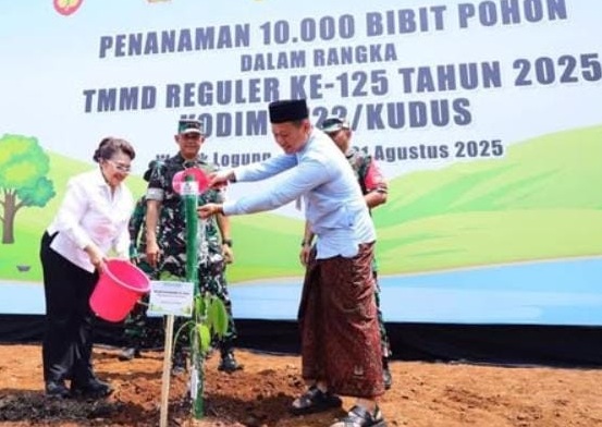 Penanaman 10 ribu bibit pohon tandai penutupan TMMD Reguler ke-125 di Kandangmas Kudus Penanaman 10 ribu bibit pohon tandai penutupan TMMD Reguler ke-125 di Kandangmas KudusÂ