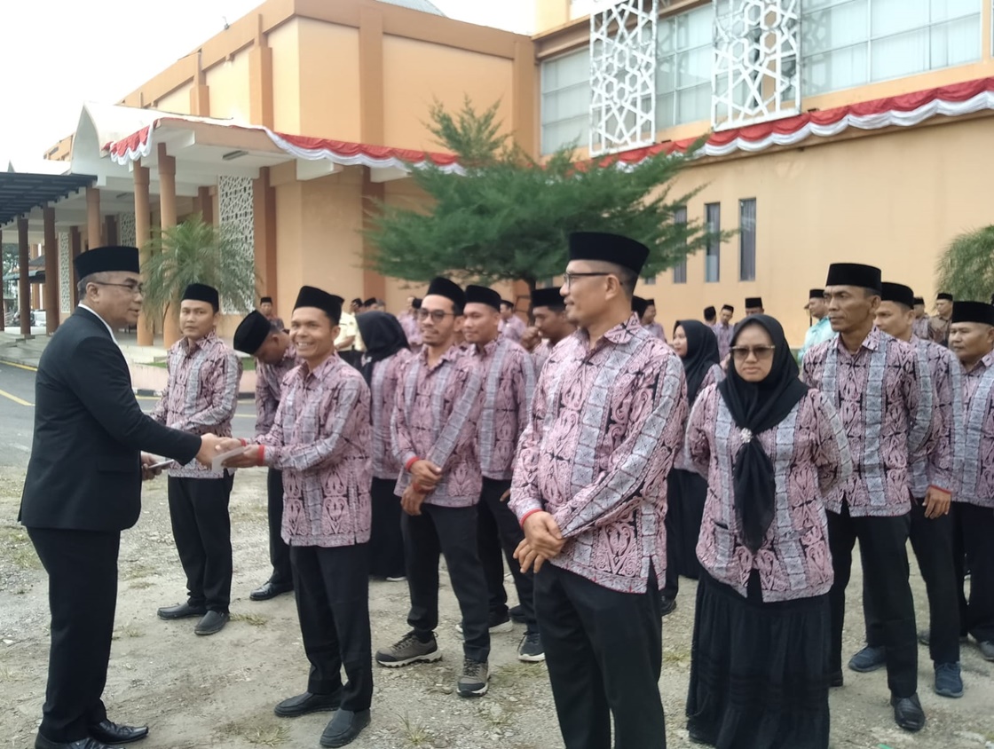 80 pegawai dan karyawan UPT Asrama Haji Medan ikuti upacara HUT ke-80 RI 80 pegawai dan karyawan UPT Asrama Haji Medan ikuti upacara HUT ke-80 RI