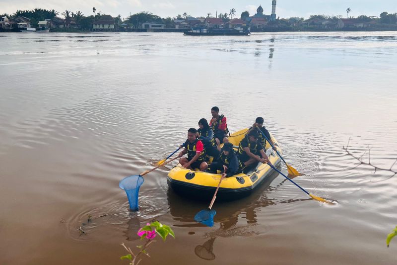 Aksi bersihkan Kapuas KJC 2025 angkut 700 kilogram sampah dari sungai Aksi bersihkan Kapuas KJC 2025 angkut 700 kilogram sampah dari sungai