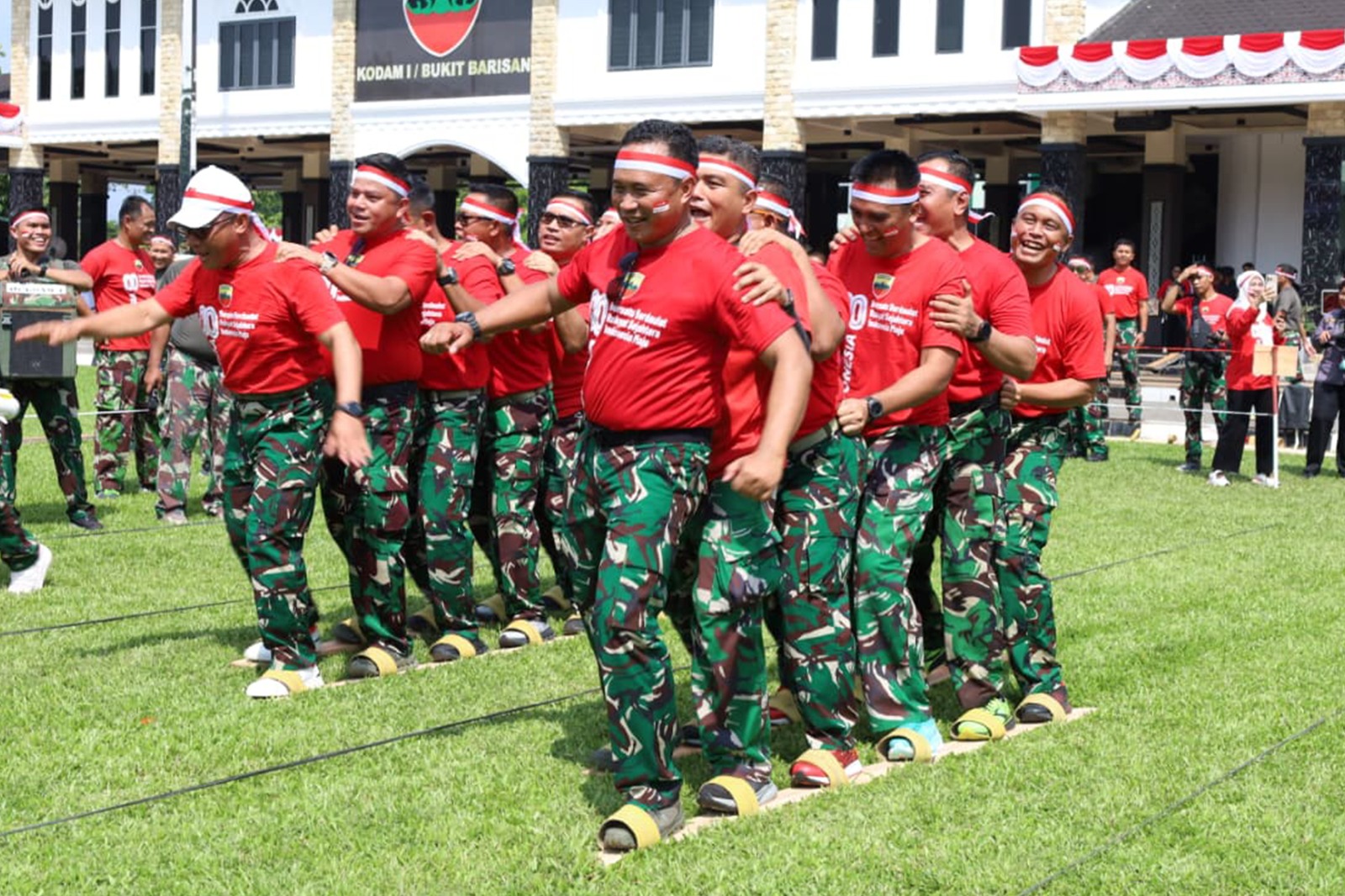 Detik-detik Pangdam 1 Bukit Barisan kalah lomba bakiak dalam perayaan HUT RI Ke 80 Detik-detik Pangdam 1 Bukit Barisan kalah lomba bakiak dalam perayaan HUT RI Ke 80