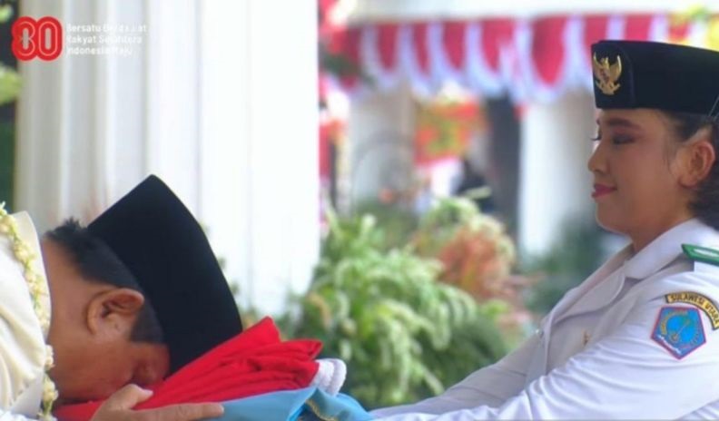 Prabowo cium bendera Merah Putih sebelum diserahkan ke pembawa baki Prabowo cium bendera Merah Putih sebelum diserahkan ke pembawa baki