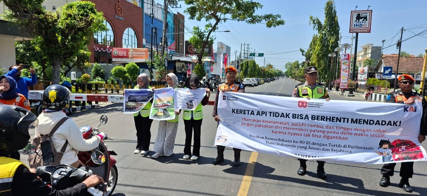 KAI Daop 7 Madiun ajak warga Kediri Merdeka dan Selamat di perlintasan KAI Daop 7 Madiun ajak warga Kediri Merdeka dan Selamat di perlintasan