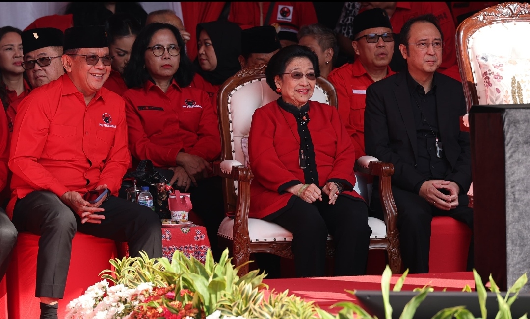 Disambut Sekjen Hasto, Megawati bersama M.Prananda tiba di lokasi upacara Peringatan HUT Ke-80 RI di Disambut Sekjen Hasto, Megawati bersama M.Prananda tiba di lokasi upacara Peringatan HUT Ke-80 RI di