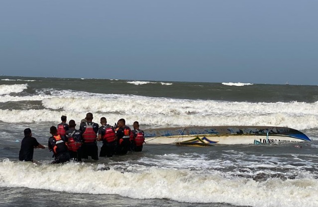 Tim SAR gabungan evakuasi dua korban perahu terbalik di Cilacap Tim SAR gabungan evakuasi dua korban perahu terbalik di Cilacap