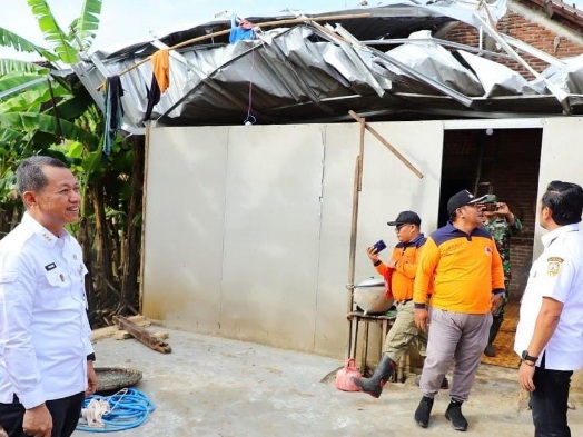 Bupati Kudus serahkan bantuan kepada korban bencana angin kencang Bupati Kudus serahkan bantuan kepada korban bencana angin kencang