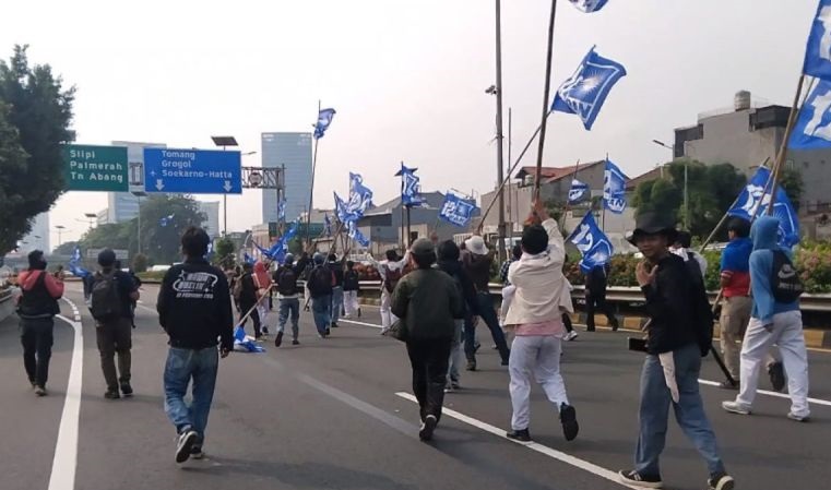 Massa aksi demo di DPR sempat masuk ke jalan tol Massa aksi demo di DPR sempat masuk ke jalan tol