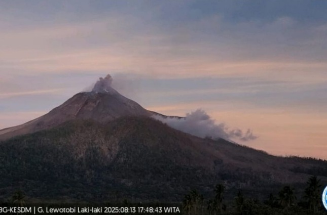 Gunung Lewotobi Laki-laki lontarkan abu setinggi 200 meter