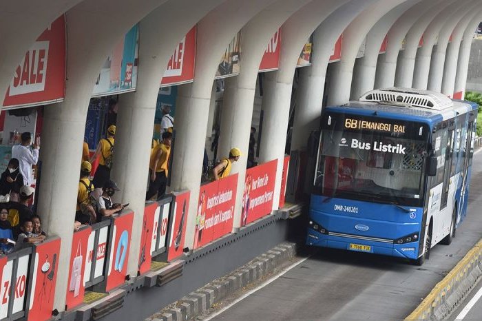 TransJakarta alihkan rute bus imbas perbaikan jalan dan pohon tumbang TransJakarta alihkan rute bus imbas perbaikan jalan dan pohon tumbang