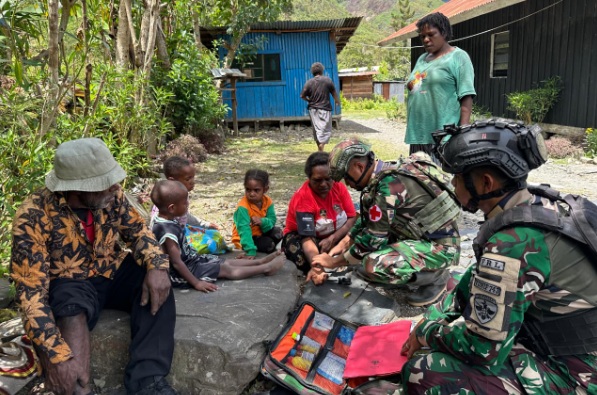 TNI bagikan obat gratis pada warga di Kabupaten Puncak Jaya Papua TNI bagikan obat gratis pada warga di Kabupaten Puncak Jaya Papua