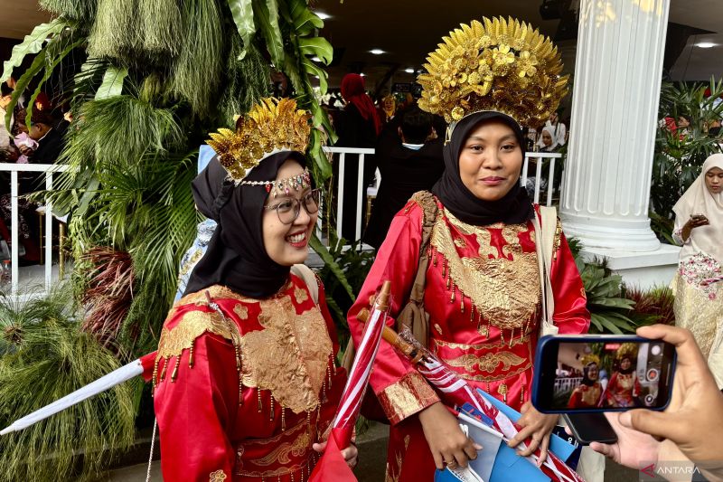 Warga peserta upacara HUT RI mulai padati Istana Merdeka Warga peserta upacara HUT RI mulai padati Istana Merdeka