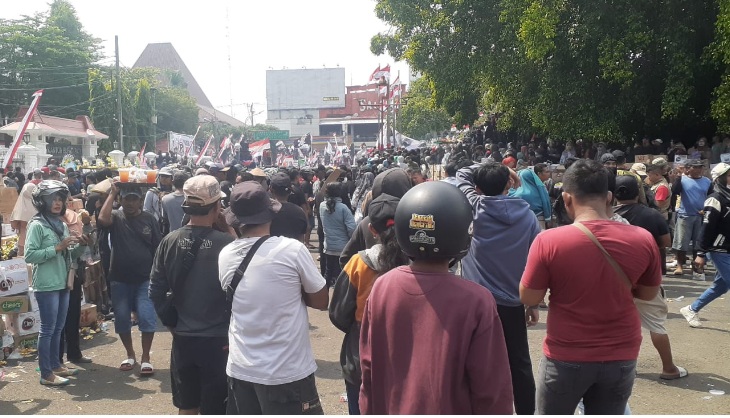 Puluhan ribu warga Pati berunjuk rasa menuntut Bupati Sudewo mundur