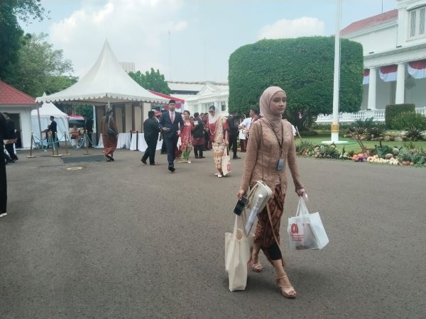 Tamu undangan HUT ke-80 di Istana mendapat souvenir, apa saja isinya? Tamu undangan HUT ke-80 di Istana mendapat souvenir, apa saja isinya?