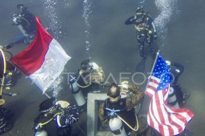 TNI AL napak tilas selami bangkai kapal di Tulamben Bali TNI AL napak tilas selami bangkai kapal di Tulamben Bali