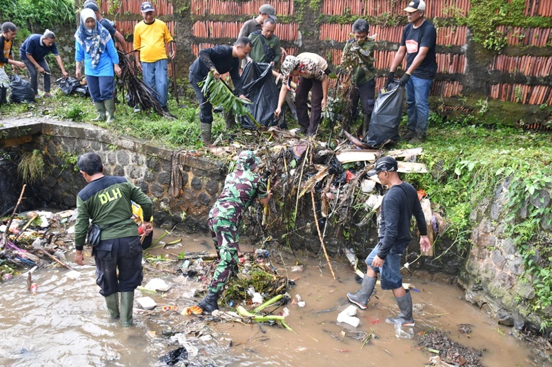 Tangani sampah di Majalengka, Bupati Eman Suherman ajak bersih-bersih tiap Jumat
