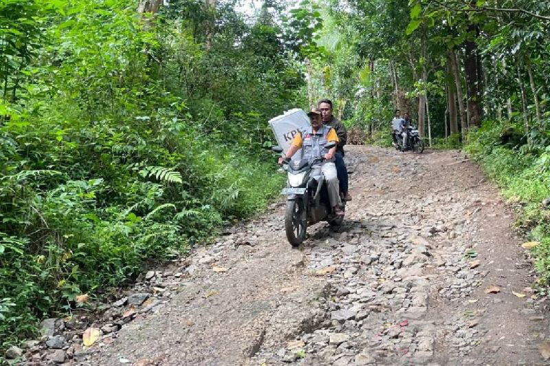 Distribusi logistik PSU ke desa terpencil di Serang pakai sepeda motor Distribusi logistik PSU ke desa terpencil di Serang pakai sepeda motor