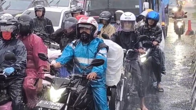 Jalur Pantura mulai dipadati pemudik pada arus balik H2 Lebaran Jalur Pantura mulai dipadati pemudik pada arus balik H2 Lebaran