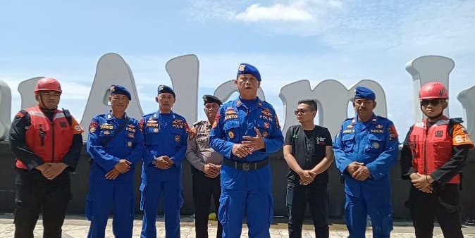 Ditpolairud Polres Tegal Kota beri imbauan wisatawan di Pantai Alam Indah Ditpolairud Polres Tegal Kota beri imbauan wisatawan di Pantai Alam Indah
