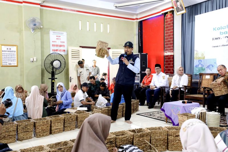 Mensos ajak penerima manfaat naik kelas lewat eceng gondok Banyumas Mensos ajak penerima manfaat naik kelas lewat eceng gondok Banyumas