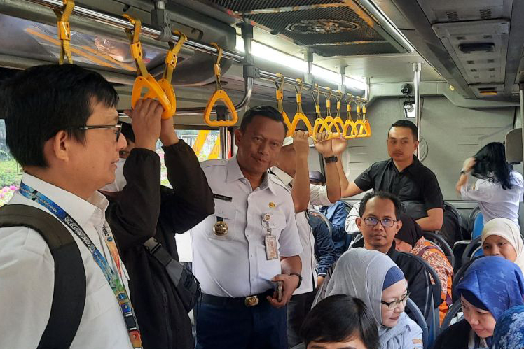 Wali Kota Jaksel dan ASN naik transportasi umum ke kantor Wali Kota Jaksel dan ASN naik transportasi umum ke kantor