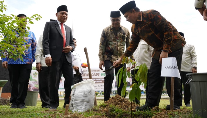 Kakanwil Kemenag Sumut - Wagubsu sukseskan Gerakan Penanaman 1 Juta Pohon Matoa Kakanwil Kemenag Sumut - Wagubsu sukseskan Gerakan Penanaman 1 Juta Pohon Matoa