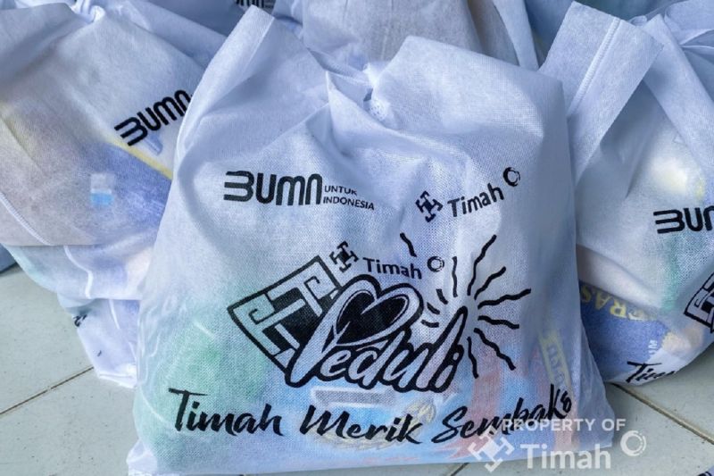 PT Timah bagikan 6.375 paket sembako di wilayah operasional PT Timah bagikan 6.375 paket sembako di wilayah operasional
