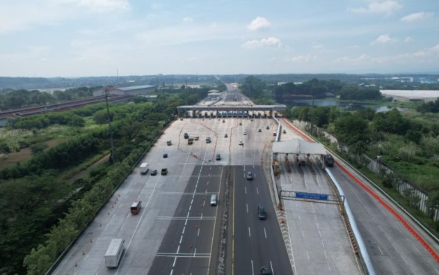Oneway nasional dan contraflow masih diterapkan di Tol Trans Jawa Oneway nasional dan contraflow masih diterapkan di Tol Trans Jawa