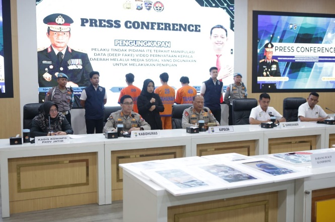 Polda Jatim amankan tiga tersangka pembuat dan penyebar video hoax catut nama gubernur Polda Jatim amankan tiga tersangka pembuat dan penyebar video hoax catut nama gubernur