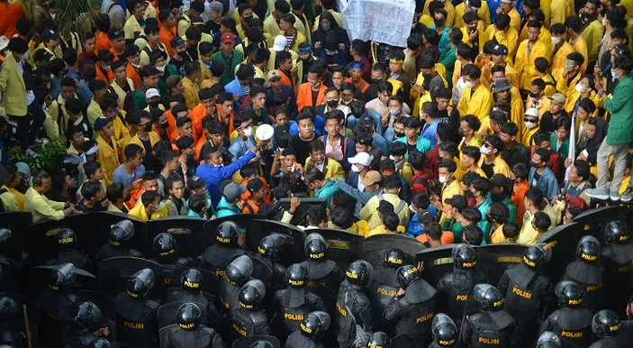 11 April 2022: Ribuan mahasiswa turun ke jalan tolak tiga periode 11 April 2022: Ribuan mahasiswa turun ke jalan tolak tiga periode