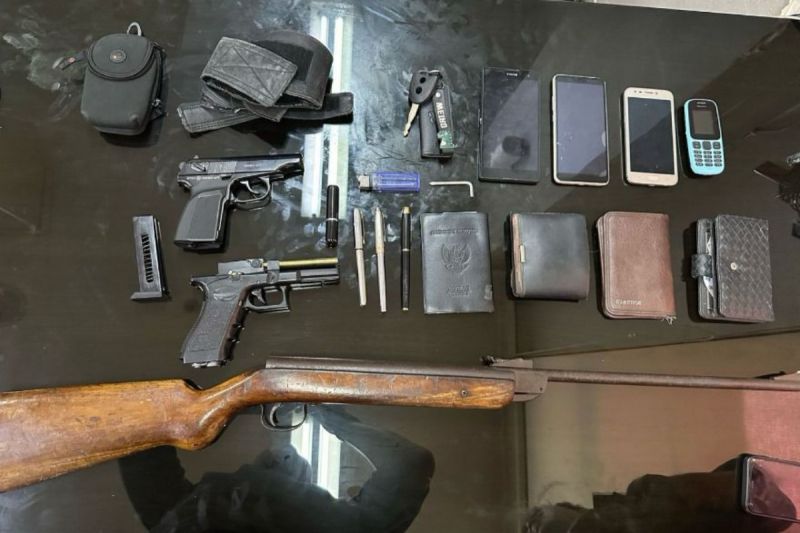 Seorang pengacara ditangkap polisi karena bawa senpi dan narkoba Seorang pengacara ditangkap polisi karena bawa senpi dan narkoba