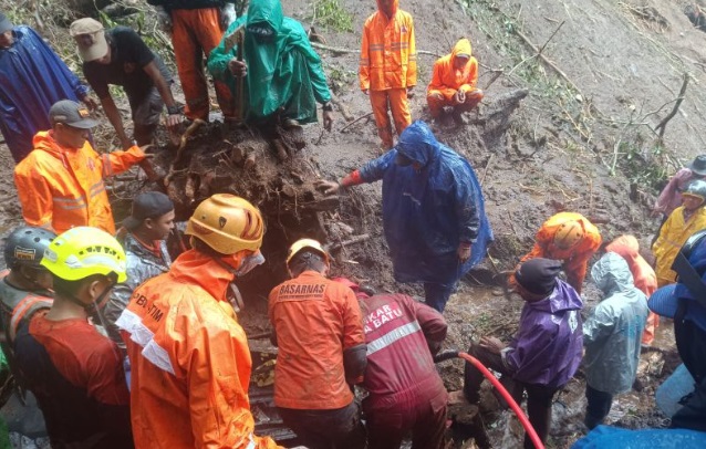 10 korban tanah longsor jalur Cangar-Pacet ditemukan meninggal dunia
