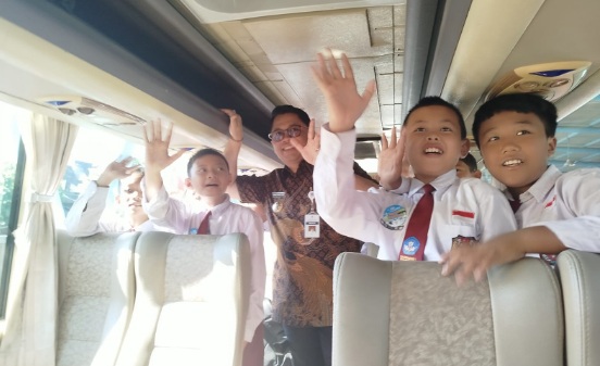 Tiga bus Pemkot Magelang disulap jadi bus wisata gratis untuk siswa sekolah dasar Tiga bus Pemkot Magelang disulap jadi bus wisata gratis untuk siswa sekolah dasar