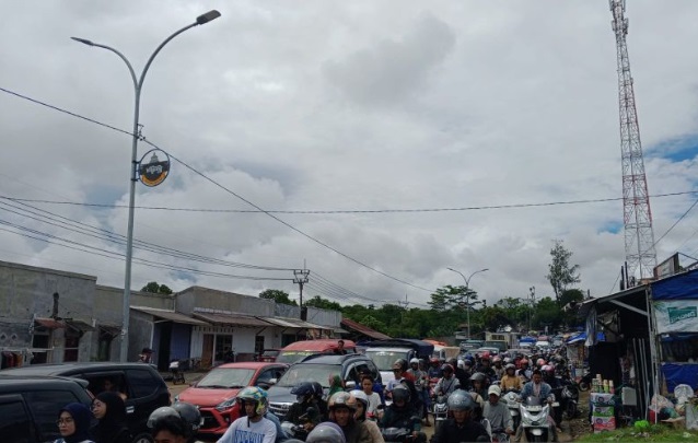 Polisi berlakukan sistem buka tutup urai kepadatan menuju Pantai Anyer Polisi berlakukan sistem buka tutup urai kepadatan menuju Pantai Anyer