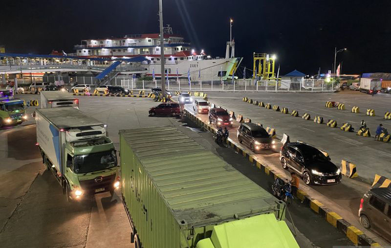 Lalu lintas di Pelabuhan Merak ramai lancar pada puncak arus balik