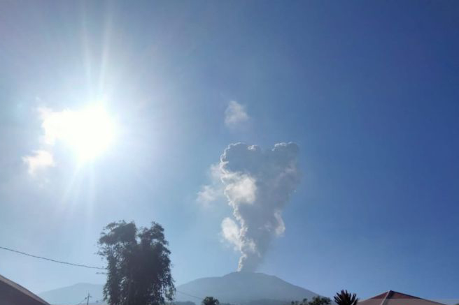 Kolom abu erupsi Gunung Marapi pada Minggu pagi mencapai 1.000 meter Kolom abu erupsi Gunung Marapi pada Minggu pagi mencapai 1.000 meter