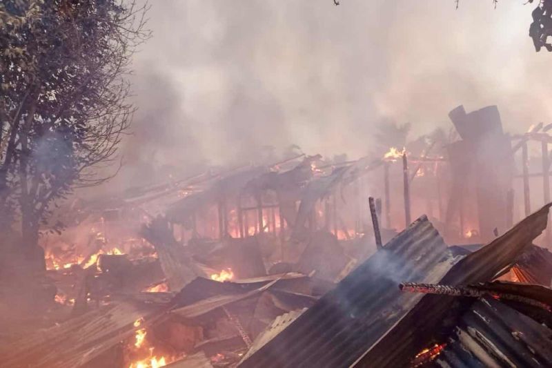 18 rumah dinas TNI di Langsa Aceh ludes terbakar saat libur Idul Fitri 18 rumah dinas TNI di Langsa Aceh ludes terbakar saat libur Idul Fitri