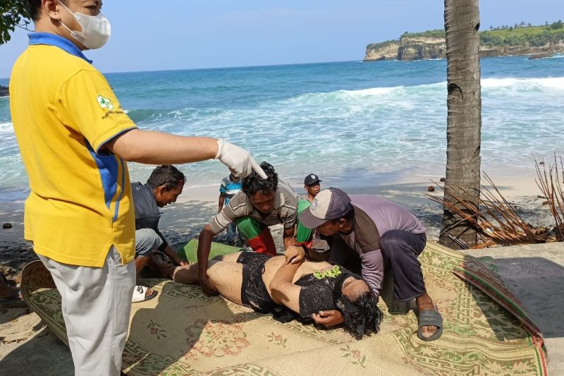 Dua pelajar Boyolali meninggal terseret ombak Pantai Klayar Pacitan Dua pelajar Boyolali meninggal terseret ombak Pantai Klayar Pacitan